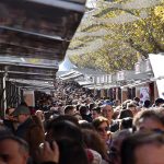 Visitantes paseando entre las casetas de la Feria de Navidad de Jijona en una edición anterior