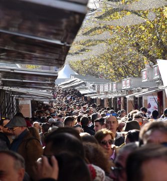 Visitantes paseando entre las casetas de la Feria de Navidad de Jijona en una edición anterior