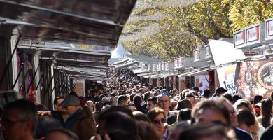 Visitantes paseando entre las casetas de la Feria de Navidad de Jijona en una edición anterior