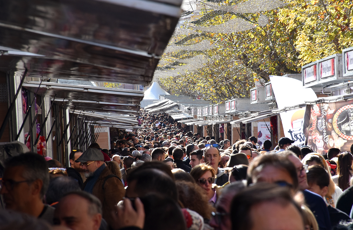 Visitantes en una edición anterior de la Feria de Navidad de Jijona