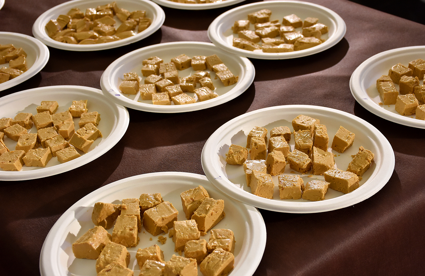 Degustación de turrón tradicional en un puesto de Jijona