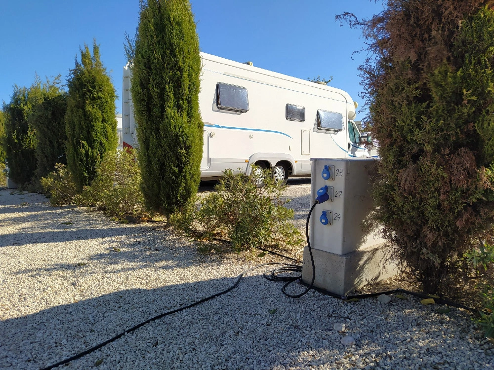 Zona de parcelas y servicios en un área de autocaravanas de El Campello