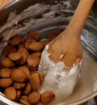Elaboración del turrón casero de almendra, turrón sin huevo o turrón vegano