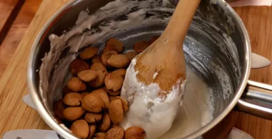 Elaboración del turrón casero de almendra, turrón sin huevo o turrón vegano