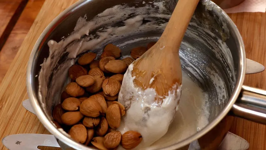Elaboración del turrón casero de almendra, turrón sin huevo o turrón vegano