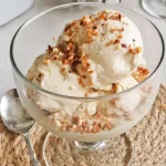 Helado de turrón casero servido en copa