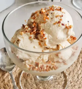 Helado de turrón casero servido en copa