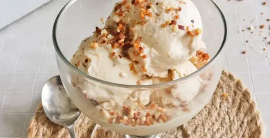 Helado de turrón casero servido en copa