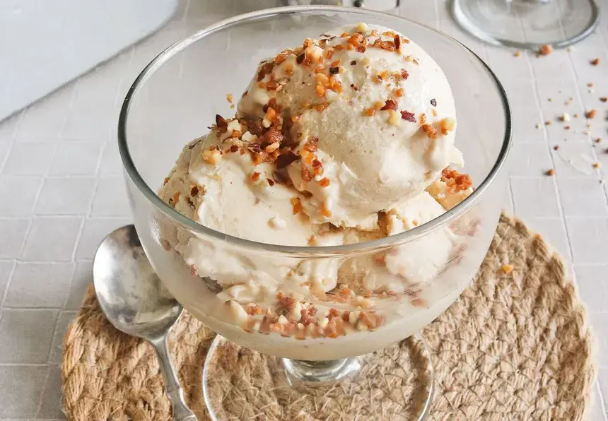 Helado de turrón casero servido en copa