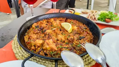 Plato de cocina mediterránea para acompañar una ruta gastronómica por El Campello