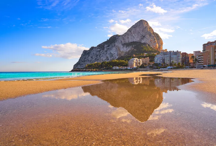 playa postiguet en la costa blanca