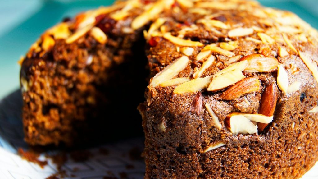 Bizcocho con frutos secos, fotografía ilustrativa de la receta de bizcocho de turrón de Jijona