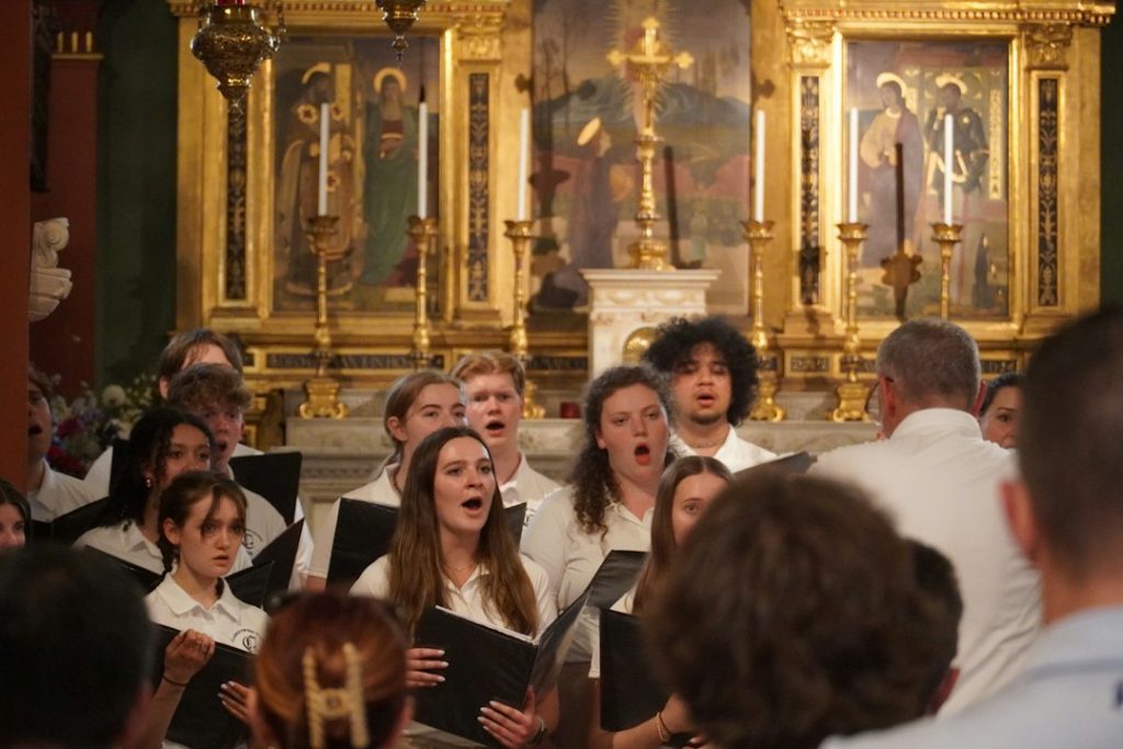 Grupo coral cantando en el interior de una iglesia