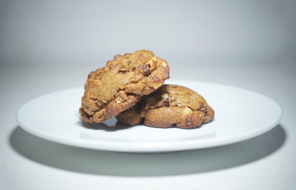 Galletas caseras sobre plato, imagen ilustrativa de la receta de galletas de turrón de Jijona