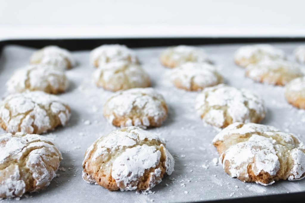 Galletas de almendra estilo amaretti, fotografía ilustrativa del aspecto que pueden tener unos almendrados caseros