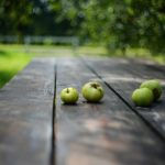 Manzanas verdes sobre mesa de madera, fotografía ilustrativa para artículo de turrón de manzana ahumada