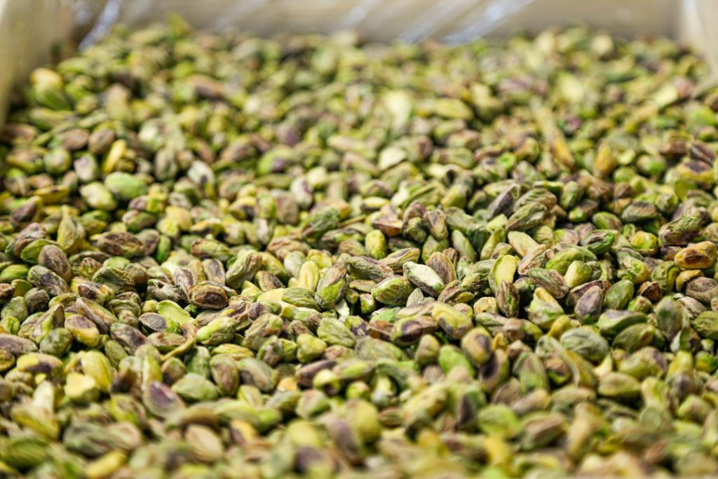 Pistachos naturales con cáscara, fruto seco empleado en cremas, turrones y repostería