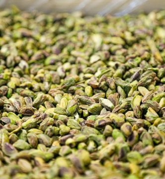 Pistachos naturales con cáscara, fruto seco empleado en cremas, turrones y repostería
