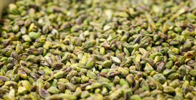 Pistachos naturales con cáscara, fruto seco empleado en cremas, turrones y repostería