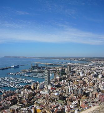 Vista panorámica del puerto de Alicante desde el Castillo de Santa Bárbara
