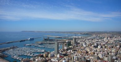 Vista panorámica del puerto de Alicante desde el Castillo de Santa Bárbara