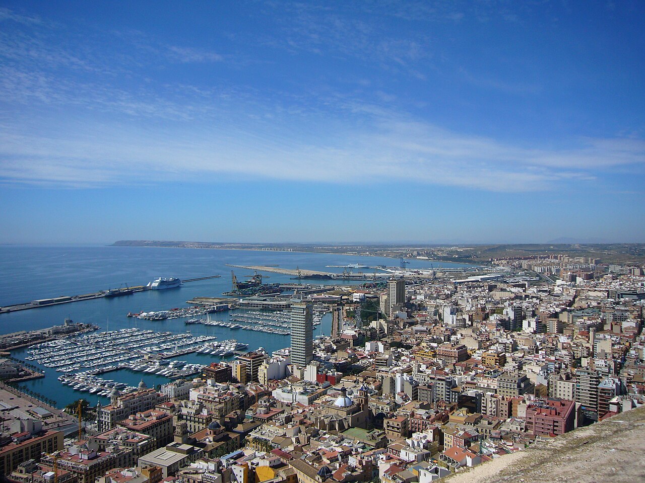 Vue sur le port d'Alicante depuis le château de Santa Bárbara