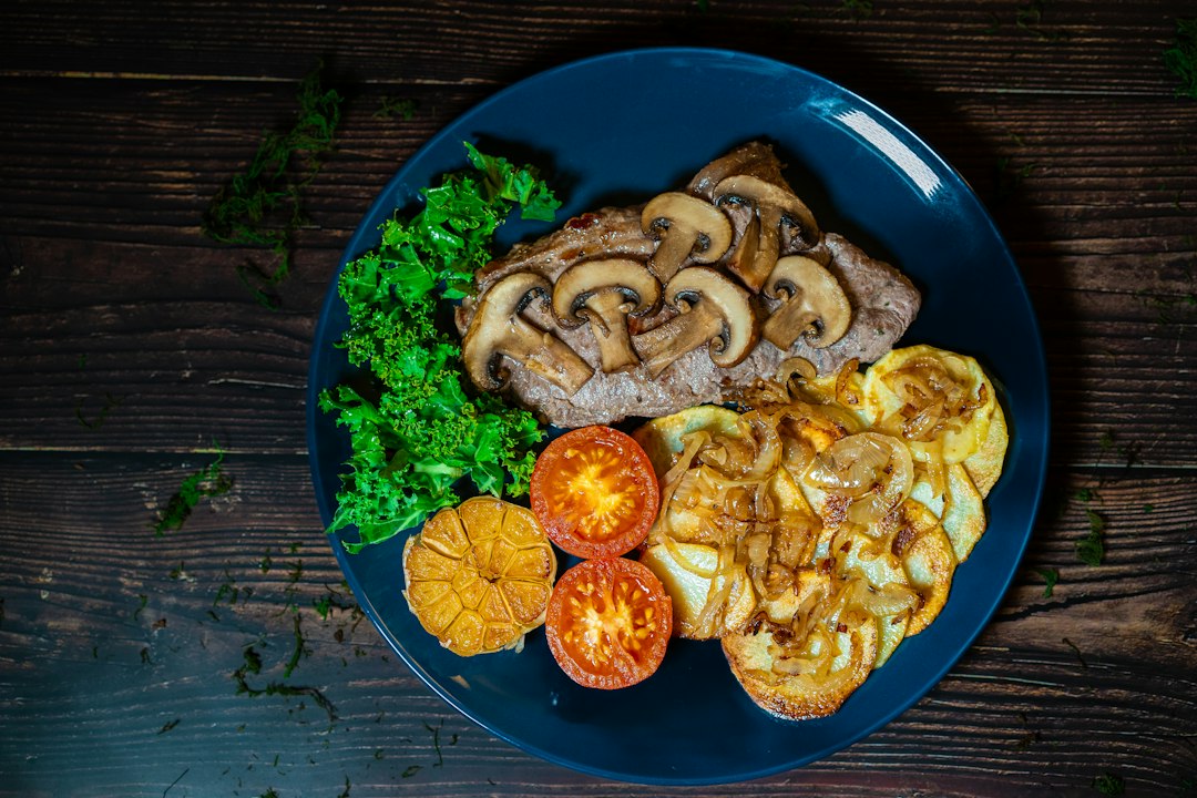 Plato de carne con guarnición, imagen ilustrativa del solomillo con salsa de turrón