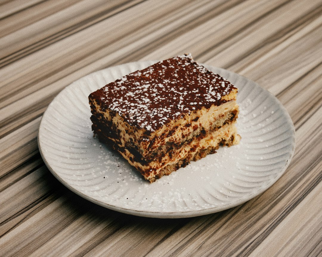 Tiramisú presentado como postre, imagen ilustrativa para tiramisú de turrón