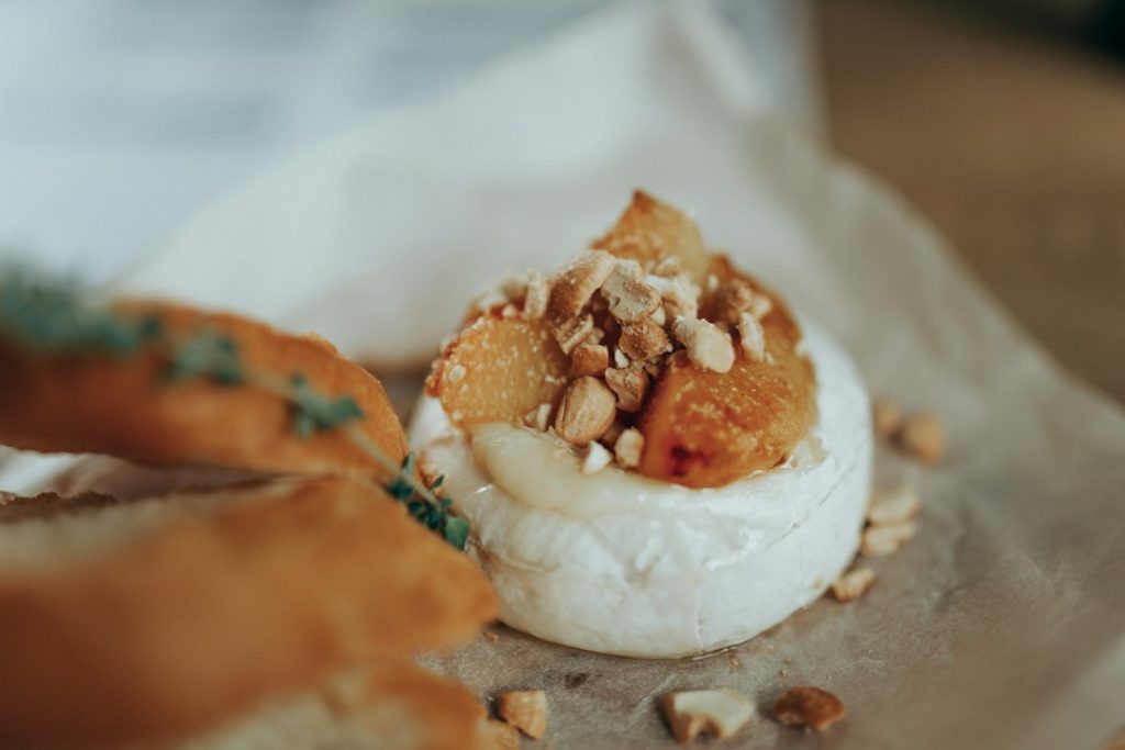Tostadas con cobertura cremosa, fotografía ilustrativa de tosta con queso y crema de turrón