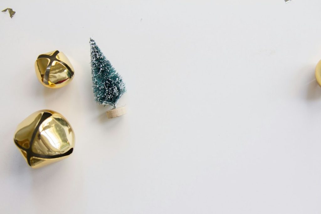 Campanas y elementos decorativos navideños