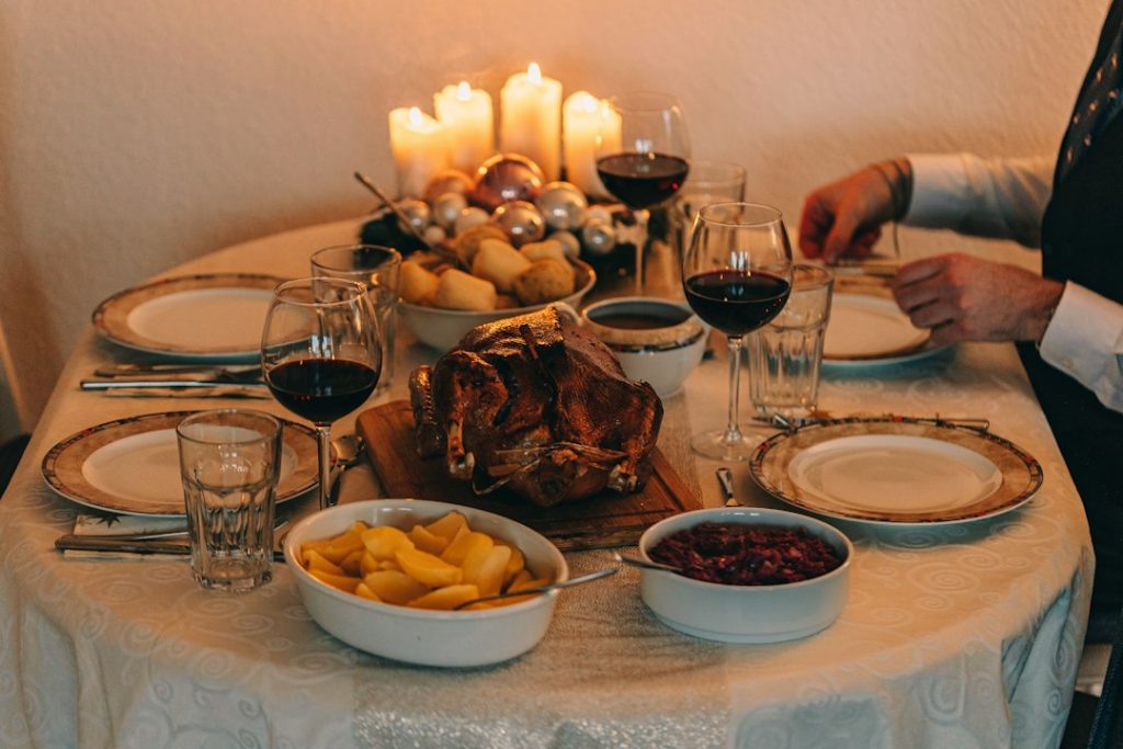 Cena navideña con mesa preparada y comida
