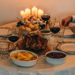 Cena navideña con mesa preparada y comida