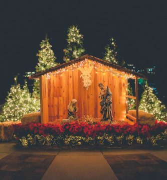 Decoración navideña tradicional iluminada