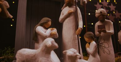 Decoración de Adviento en una iglesia