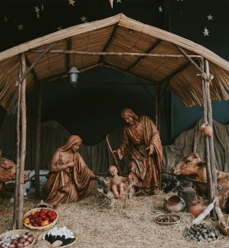 Escena navideña y nacimiento tradicional