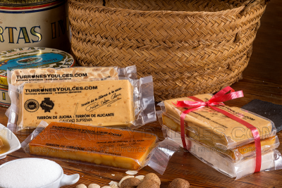 Turrón de Jijona, Turrón de Alicante, Turrón de Yema Tostada - Lot "La Terreta": Turrón de Jijona, Turrón de Alicante, Turrón de Yema Tostada (Nougat au jaune d'œuf grillé)