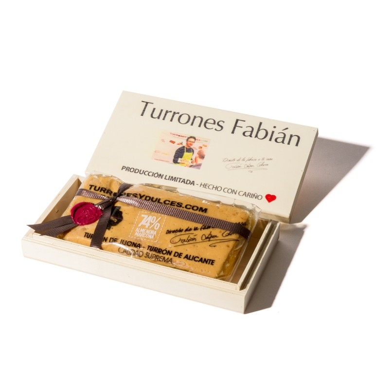 Turrones en caja de madera