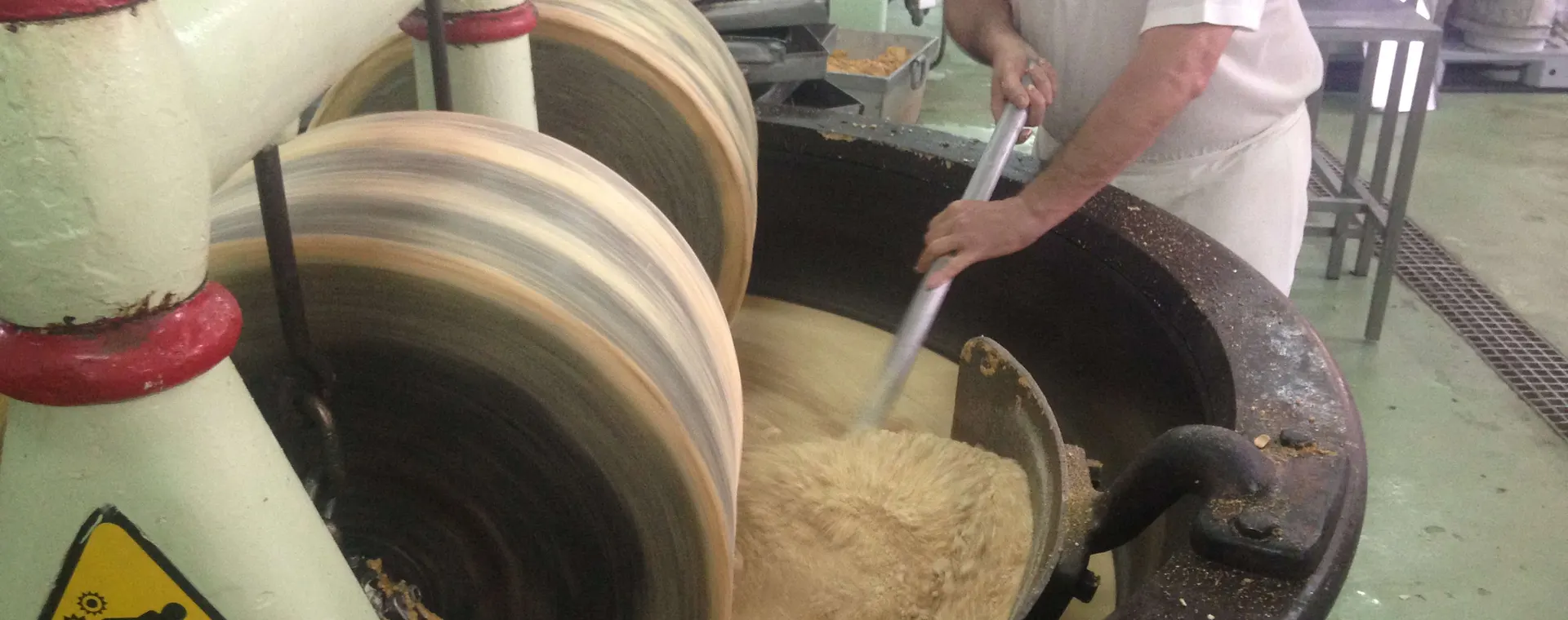 Maestro turronero batiendo turrón de Jijona en el boixet del obrador